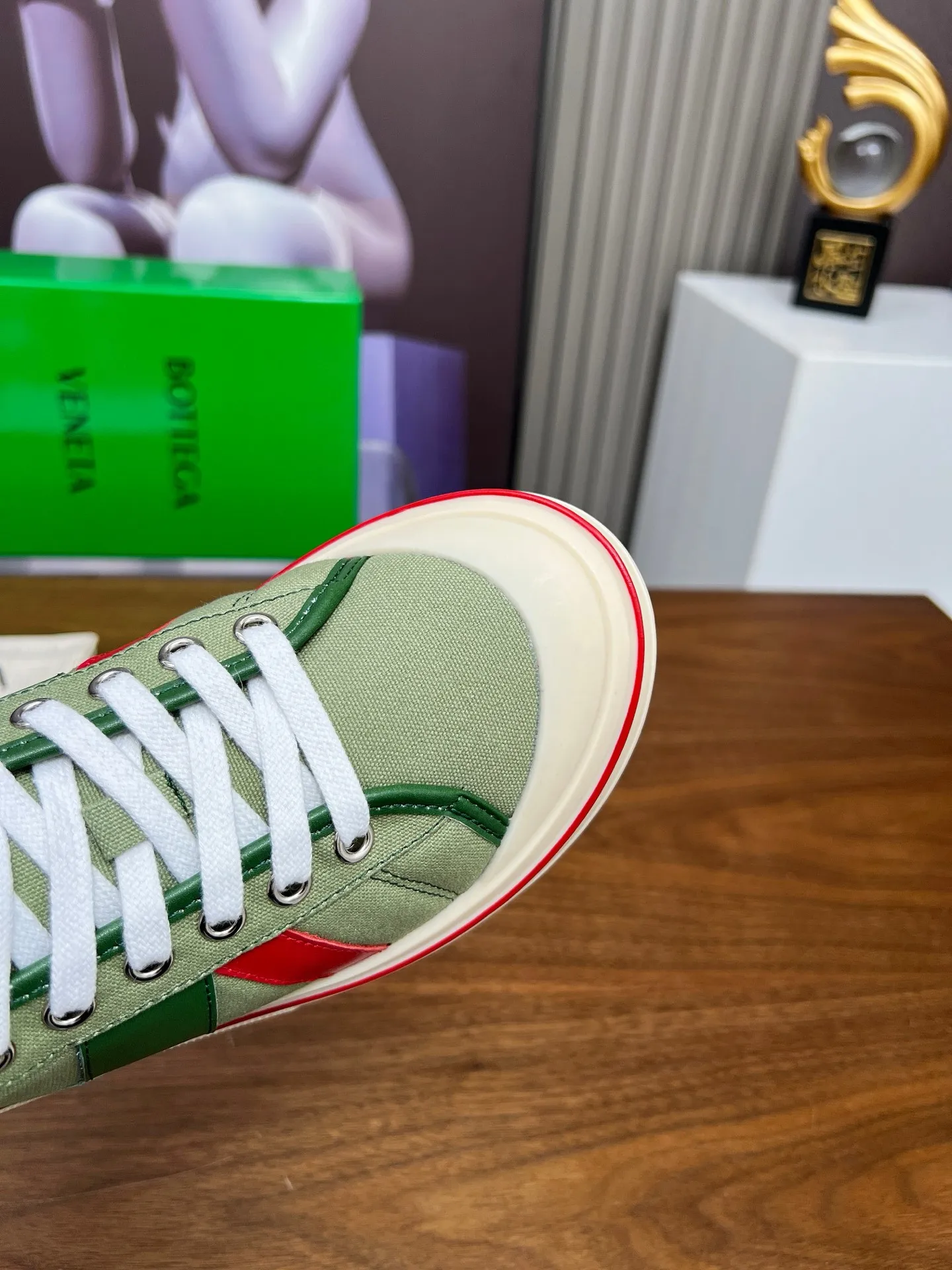 Men's men's shoes 💰520💰 Bottega Veneta BV's latest Eliot series retro basketball shoes casual sports canvas shoes 🔥Become a god when it is launched!🔥 Inspired by retro basketball sneakers, the color combination highlights youthful vitality and perfectly interprets the theme of youth and childlike innocence. The details are also very particular. The summer canvas brings excellent durability and comfort. Designs such as calfskin trim, rubber toe caps and hand-painted retro red lines are full of retro feel. The round toe and convex sole add a modern feel and are suitable for various styles. Easily create a fashionable atmosphere. The upper foot is the focus...can be worn as a couple's shoes...The red lines on each shoe edge are hand-painted, which adds more taste and attitude! ✦Fabric: Original customized high-density canvas + cowhide ✦Inner lining: original customized breathable canvas ✦Insole: movable latex cowhide insole ✦Sole: original molded non-slip and wear-resistant TPU material ✦Sole thickness: 3cm ✦Number of sizes: female size 35--40, female 40 is customized and non-returnable ✦Number: male size 39--45, male 45 is customized and non-returnable